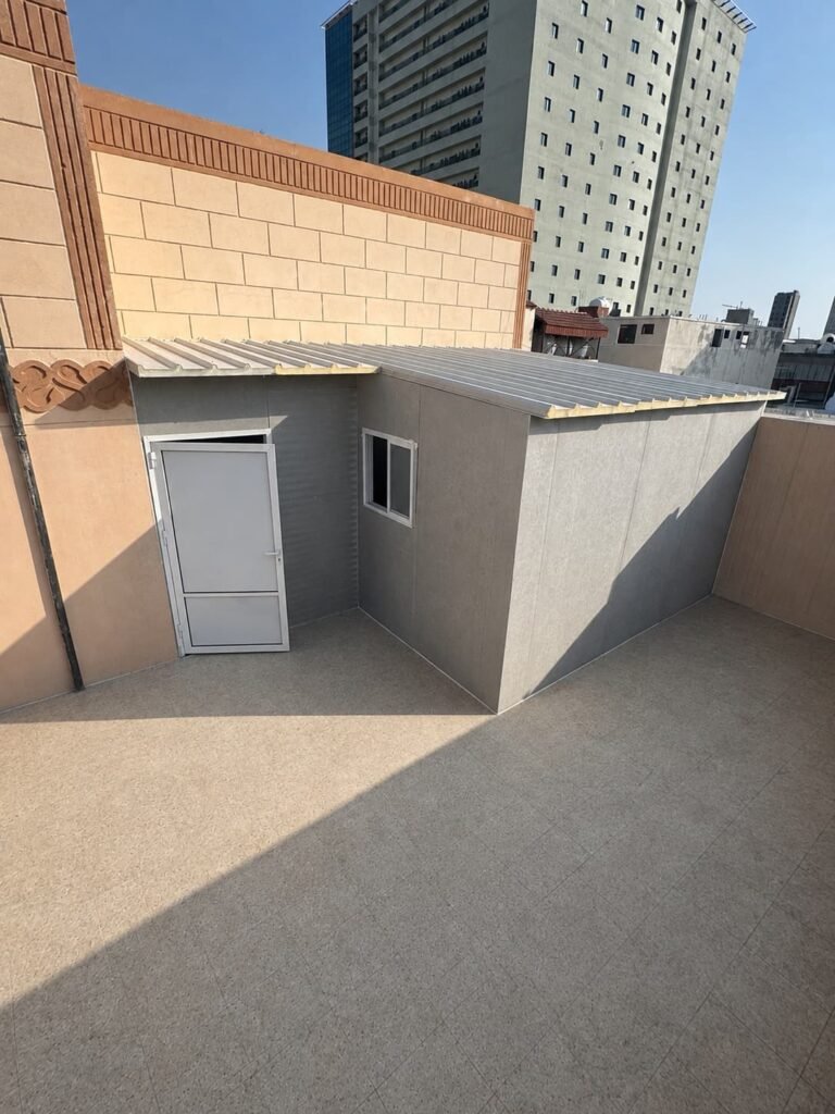 ملحق ساندوتش بانل صغير بجوار سور